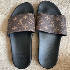 New never worn monogram slide sandal size 40/9 wide